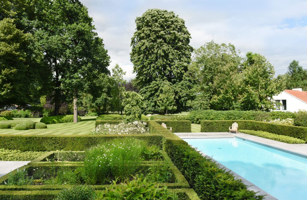 Klassieke tuin met planten door contour