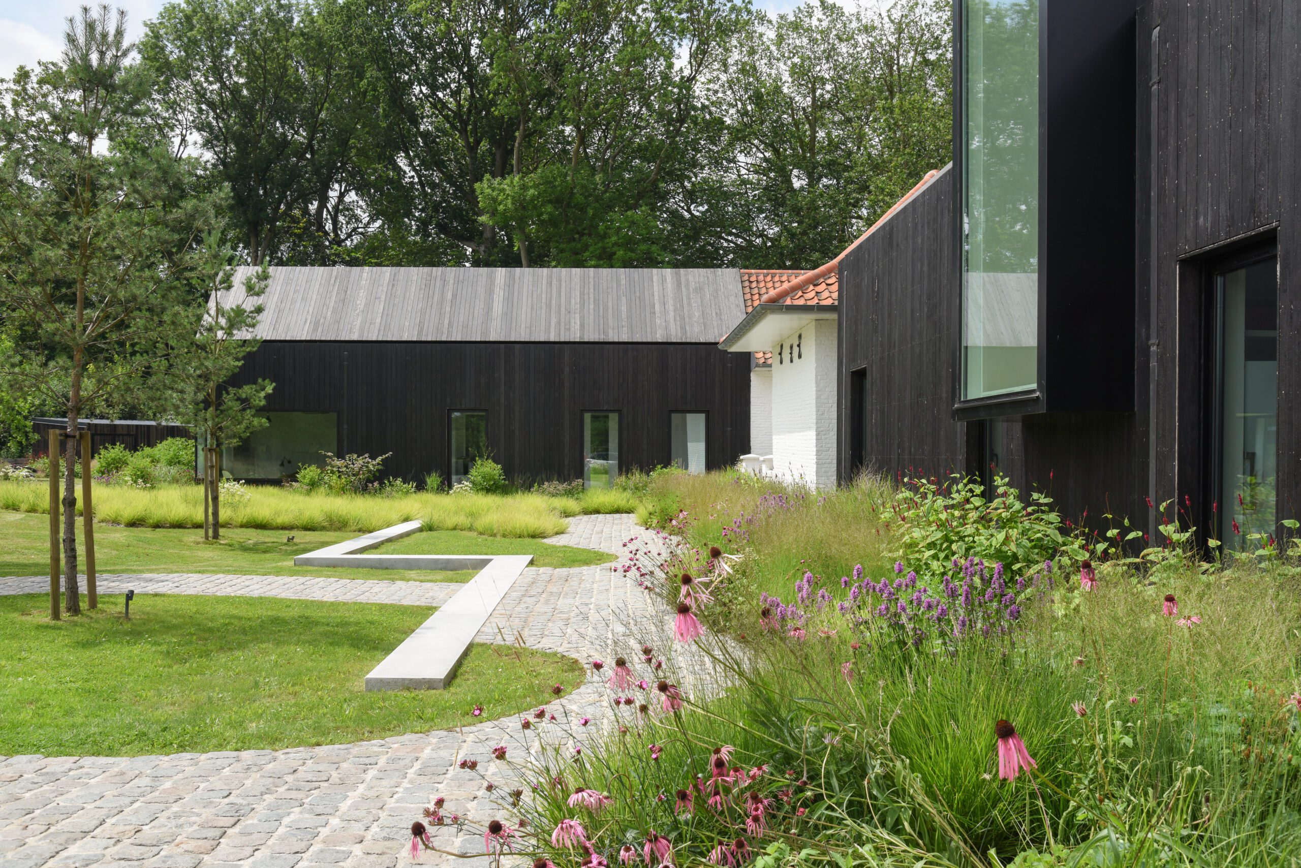 moderne tuin met zwart gebouw van contour, dit is 1 van de tuinontwerpen van contour