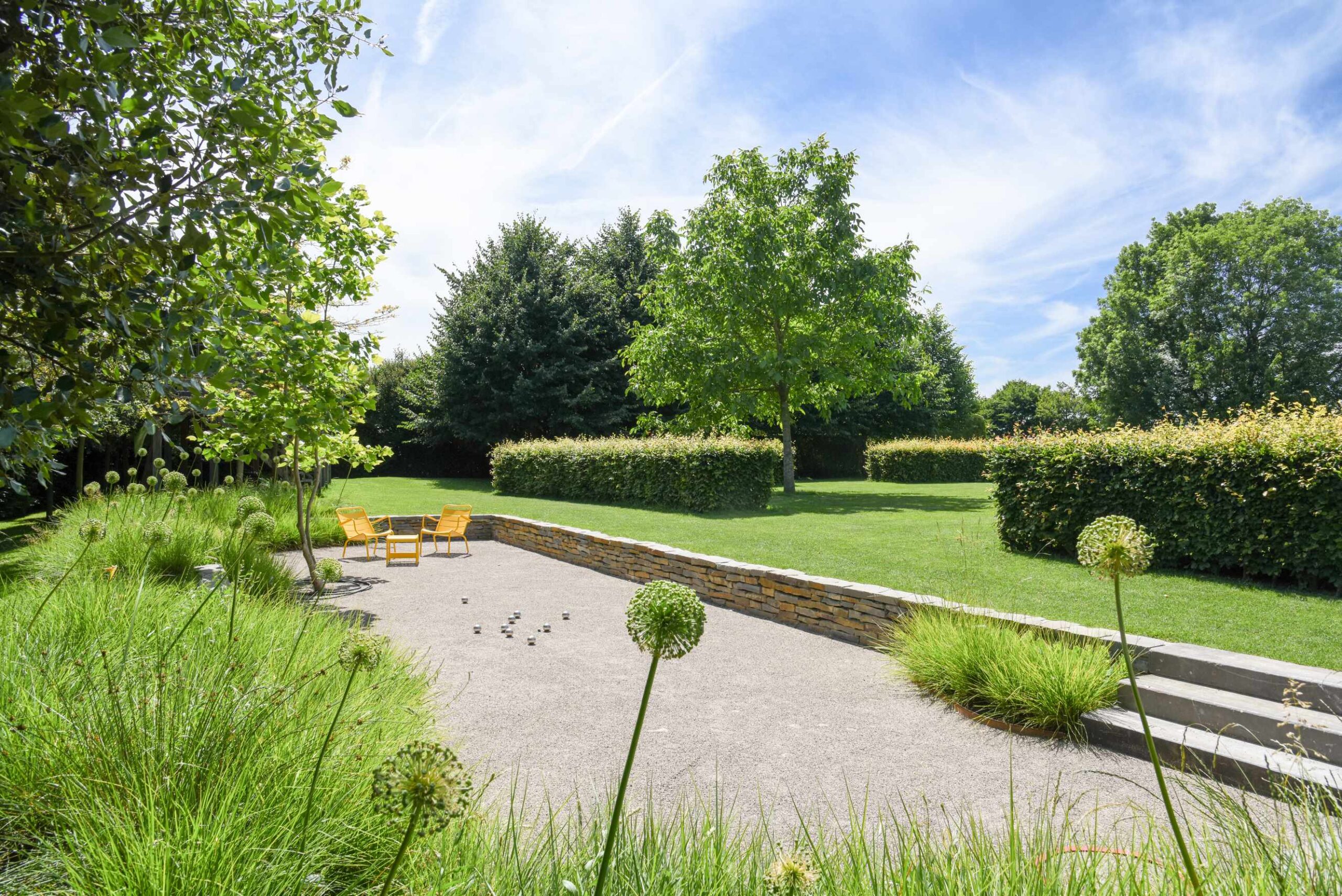 klassieke tuin met petanqueveld ontworpen door contour