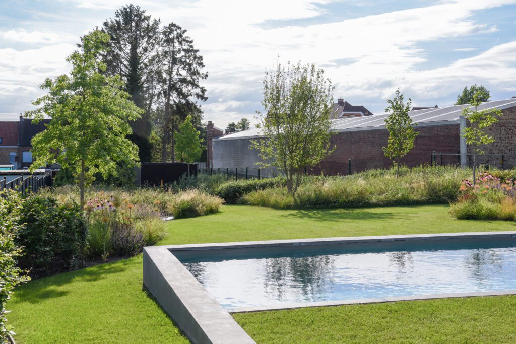 rustieke tuin met zwembad ontworpen door contour