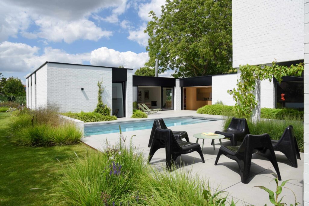 moderne tuin met zwembad