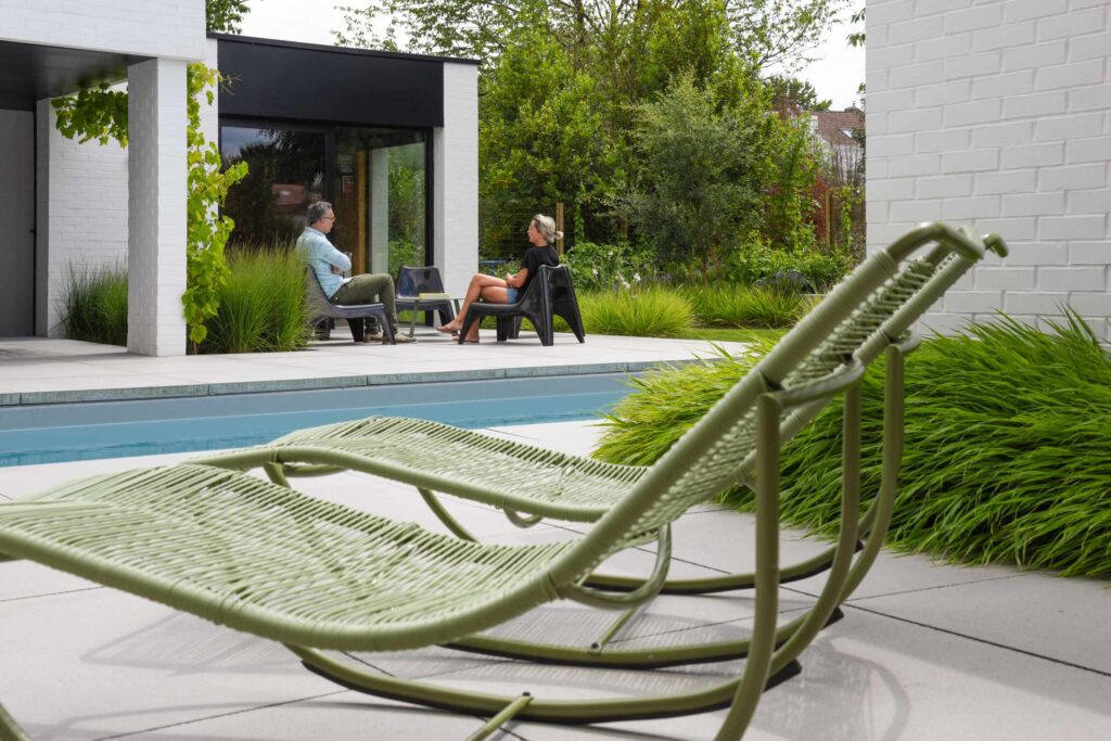 moderne tuin met zwembad