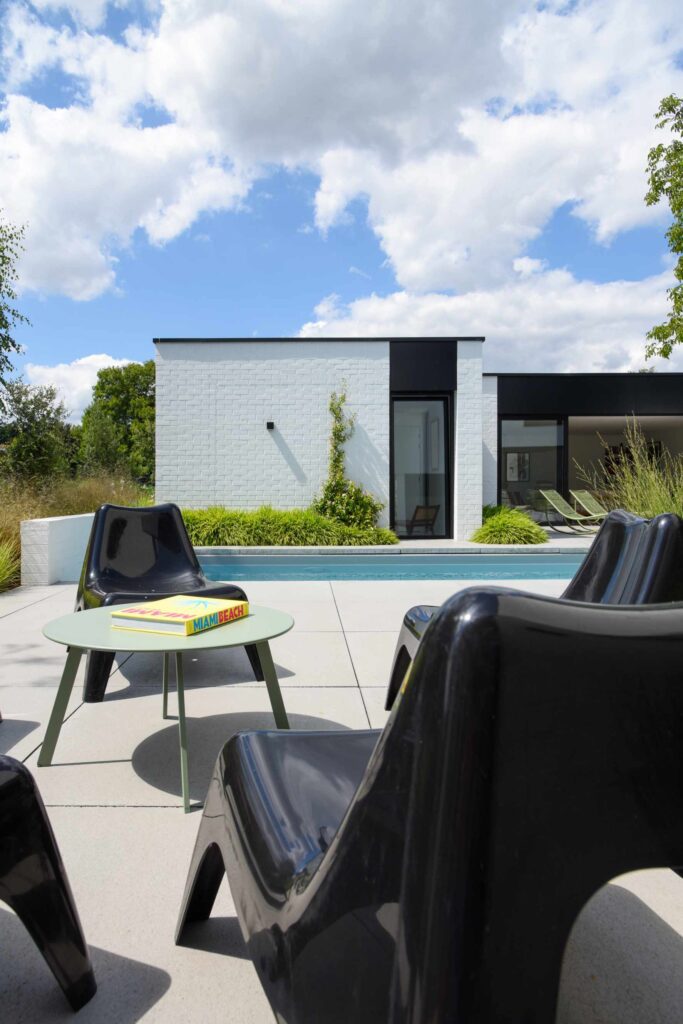 moderne tuin met zwembad door contour