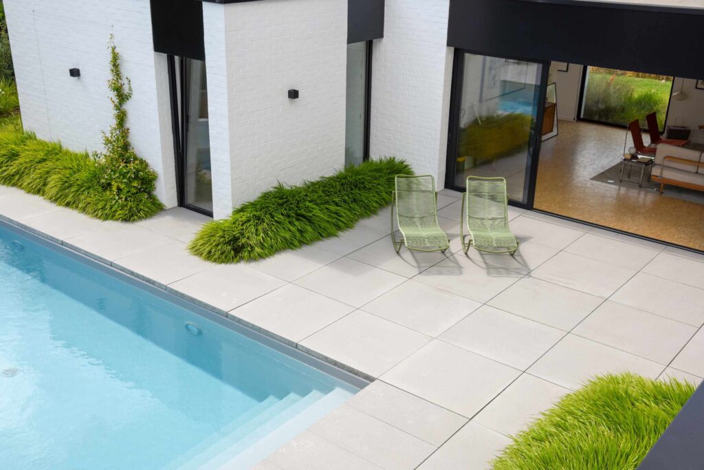moderne tuin met zwembad door contour