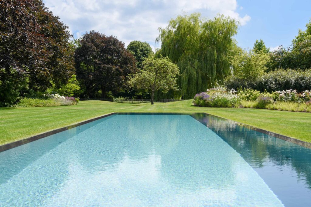 rustige landschapstuin met zwembad ontworpen door contour