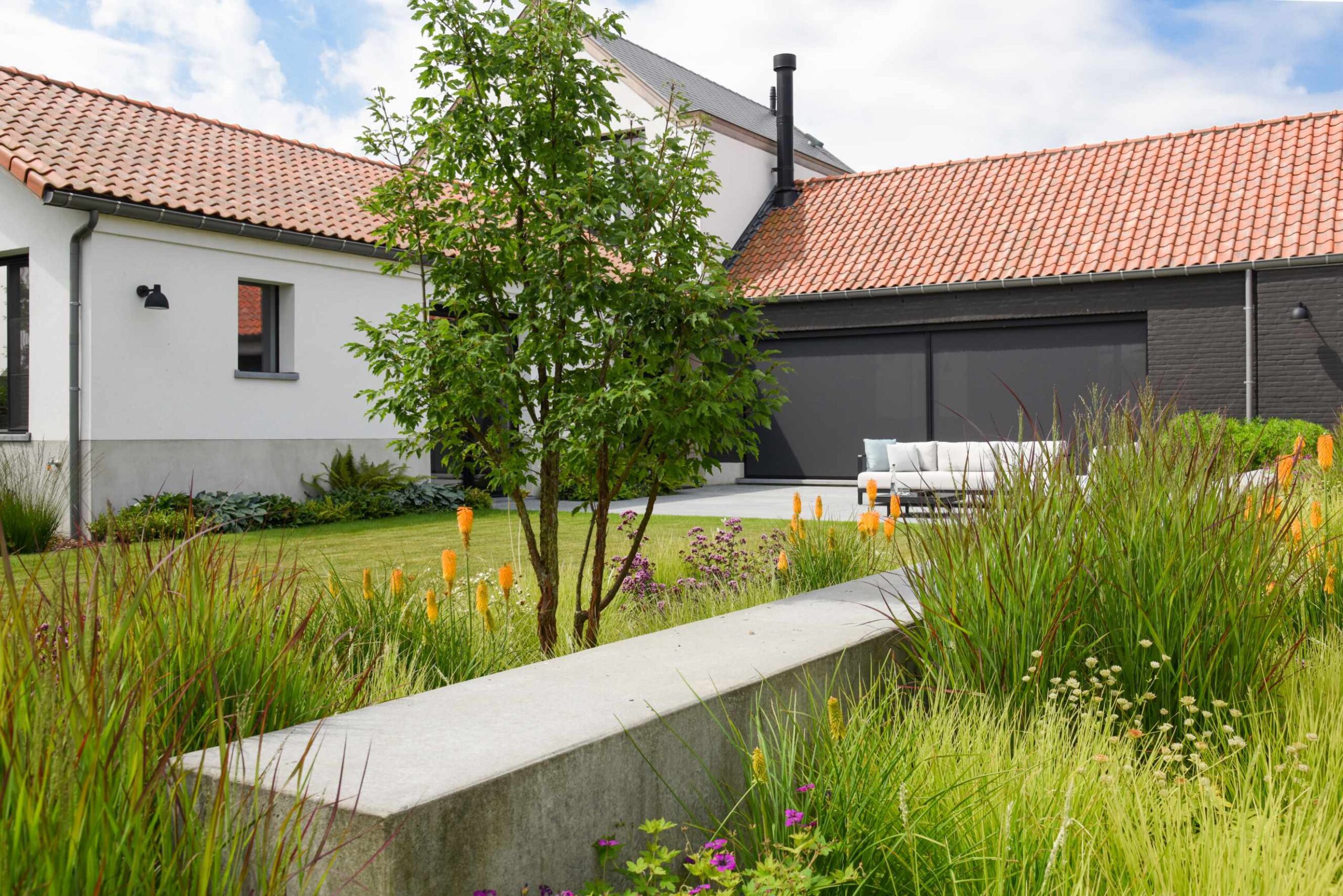 een organische tuin met poolhouse ontworpen door contour