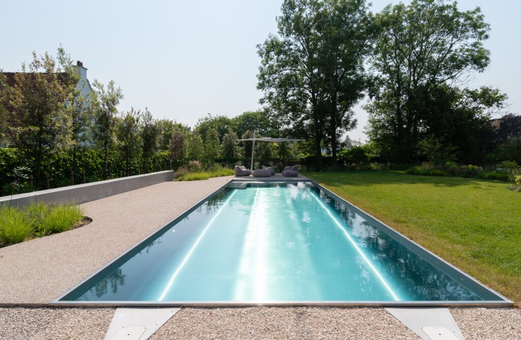 inox zwembad in een tuin ontworpen door contour