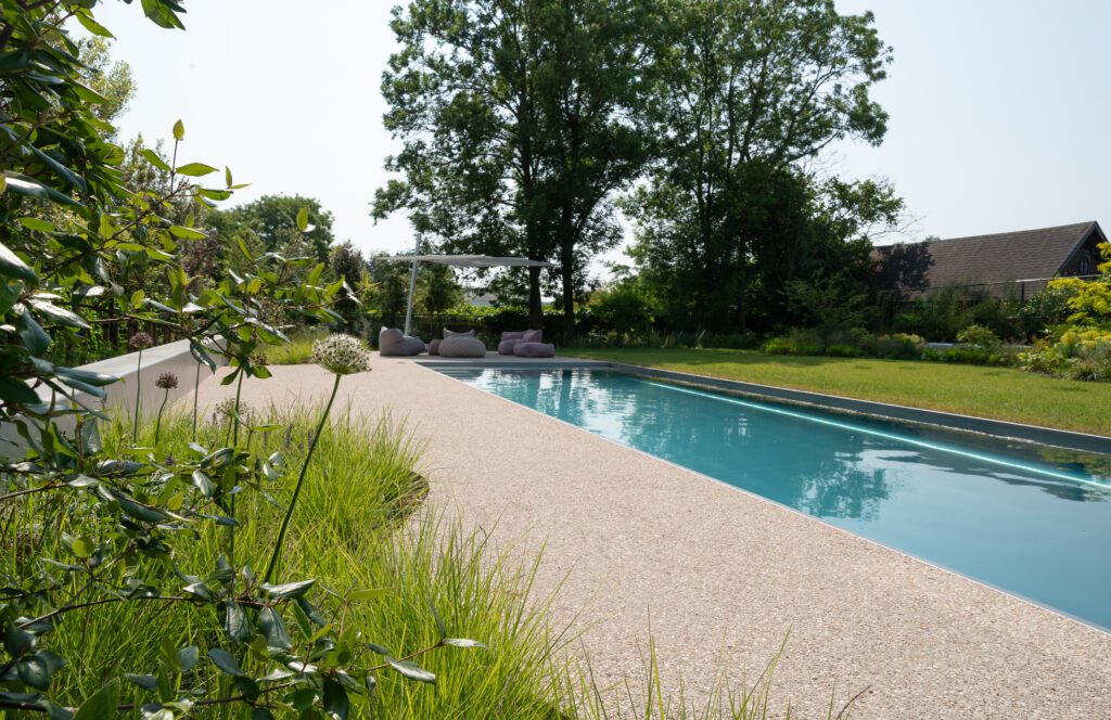 inox zwembad in een tuin ontworpen door contour